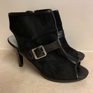 A.N.A. Women’s Booties black suede with a buckle on the side, of the open toe